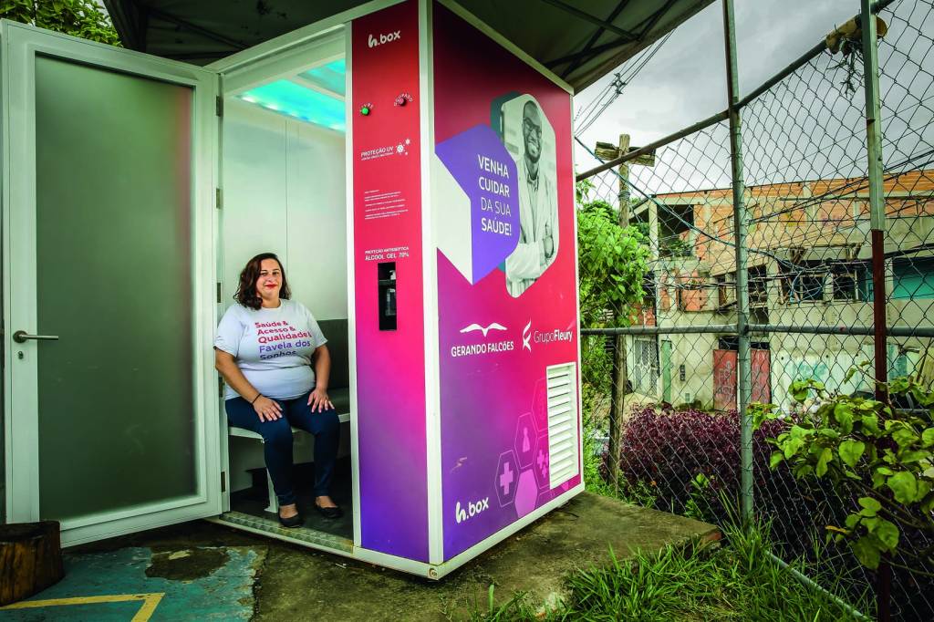 Favela dos Sonhos Imagem mostra mulher dentro de cabine colorida de telemedicina