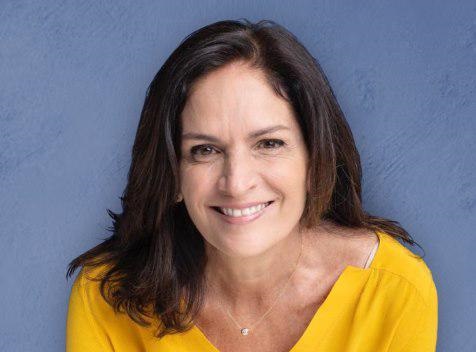 Thais Chede lança coletânea de histórias reais com mais de 100 mulheres