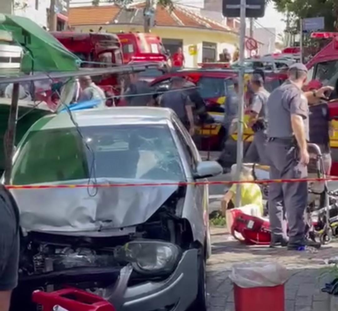 Carro invade barraca de pastel na Zona Leste e deixa dez feridos