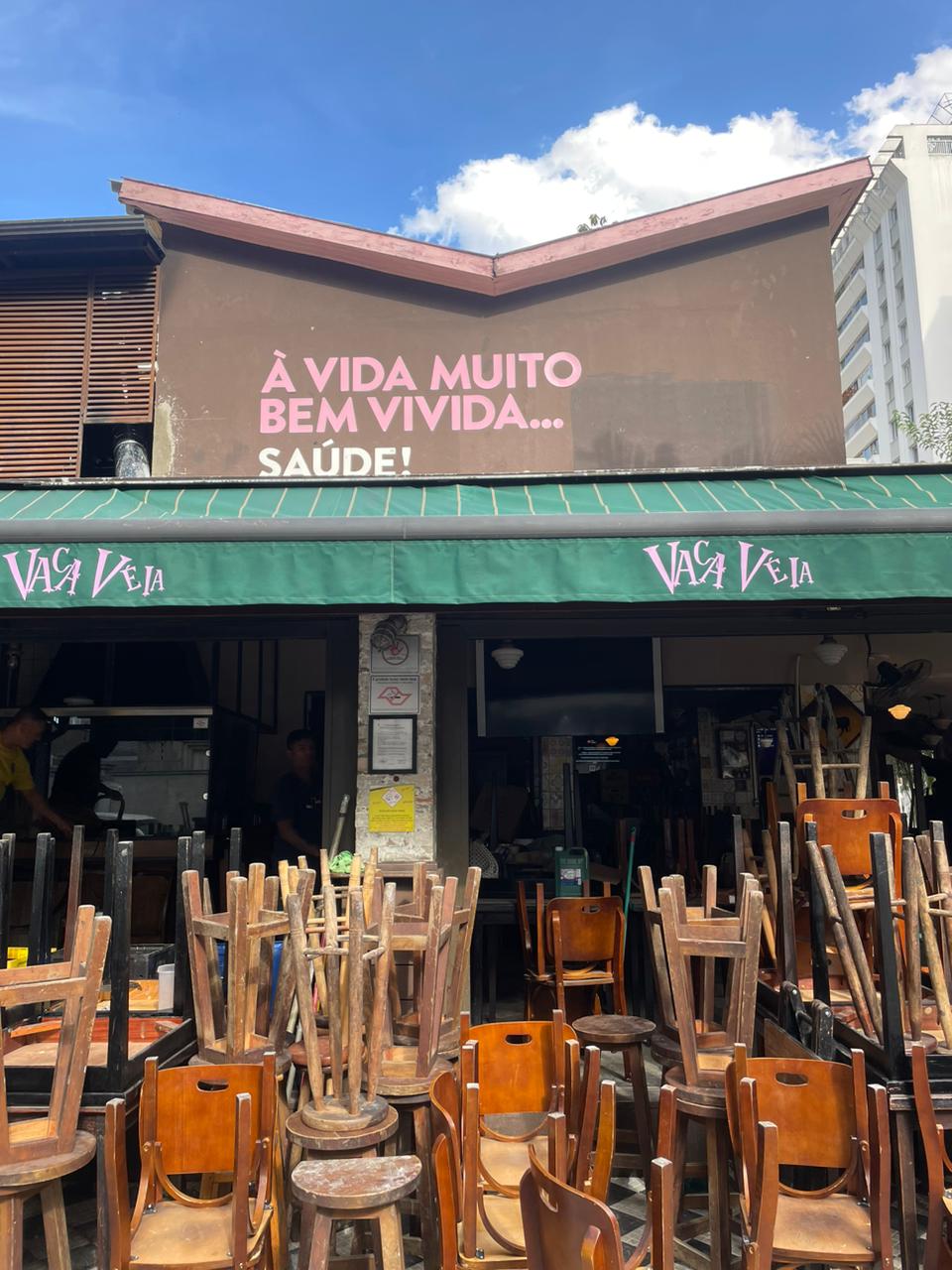 Vaca Veia Fachada do bar Vaca Veia com vários bancos empilhados virados para cima.