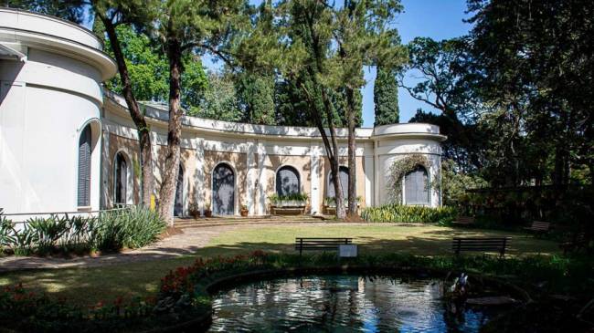 ema klabin site uma casa com fachada antiga e um lago