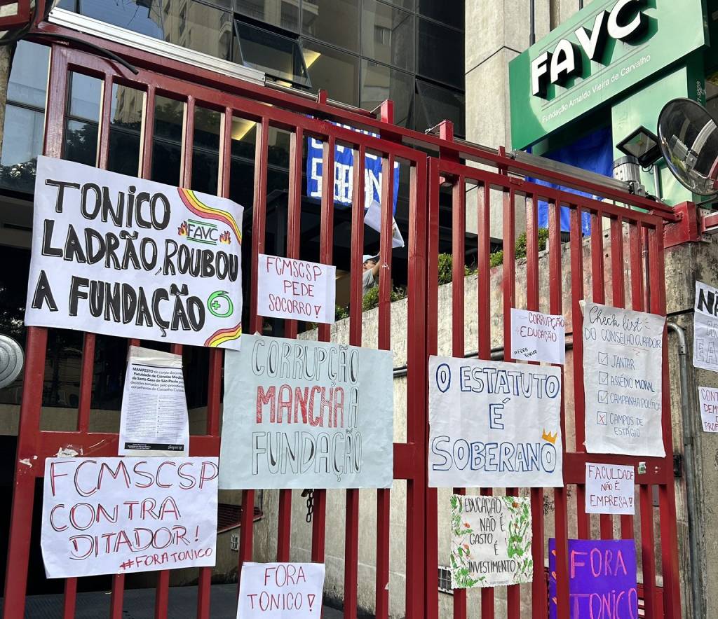 Alunos da Santa Casa pedem saída de conselheiro investigado por desvios