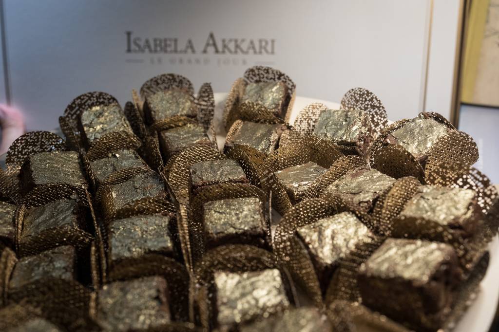 Speakeasy Casacor Mini brownies lado a lado em papel dourado.