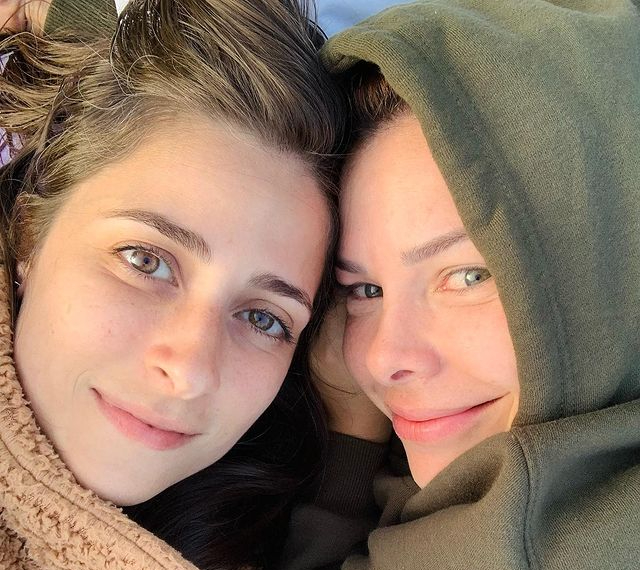 Fernanda Souza celebra seus 39 anos ao lado da namorada