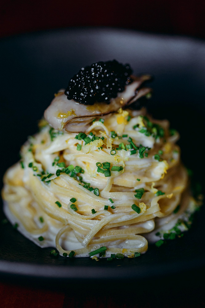 Dia dos Namorados – Animus Pirâmide de linguini coberto por pedaços de ciboulette, ostra e caviar.