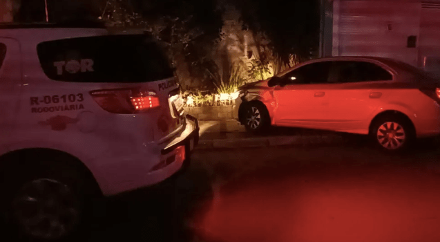 a imagem mostra uma viatura de polícia e outro carro batido