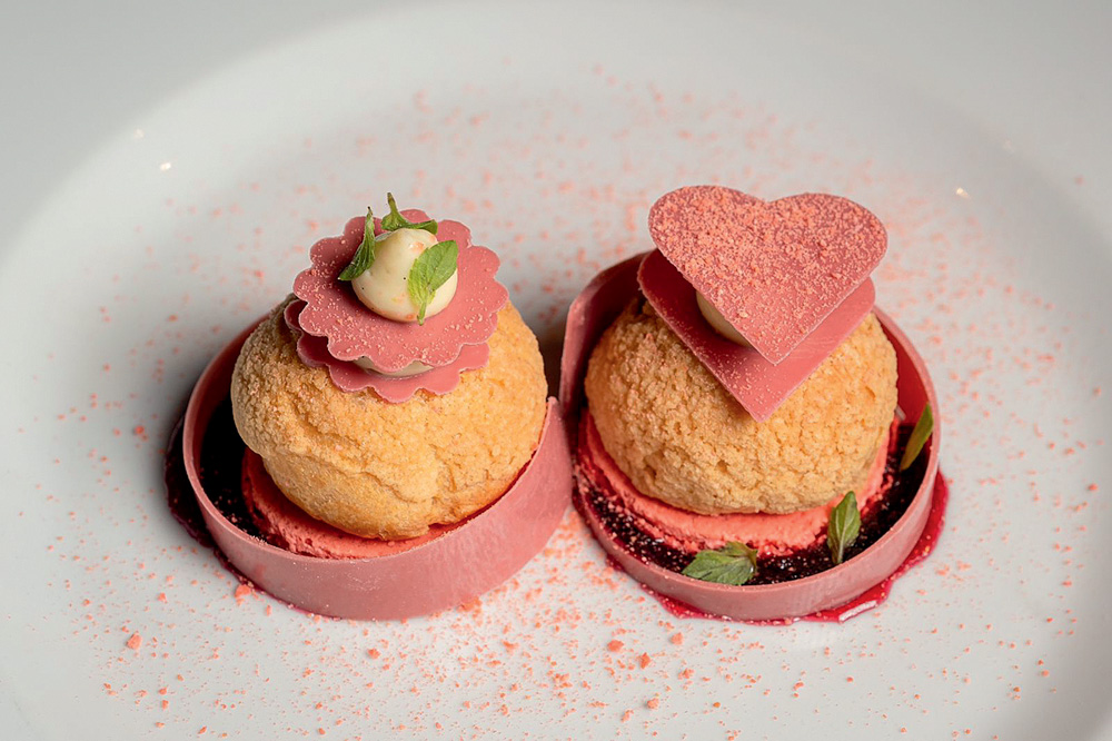 Dia dos Namorados – Président Duas choux em prato de louça branca com detalhes em chocolate rosa.