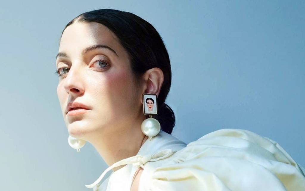 Clarice Falcão interpreta Vivienne Westwood em performance no CCSP