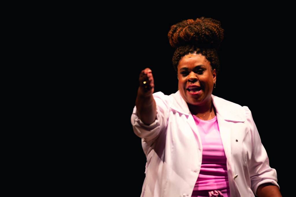 Sucesso em ‘Vai Que Cola’, Cacau Protásio estreia no stand-up