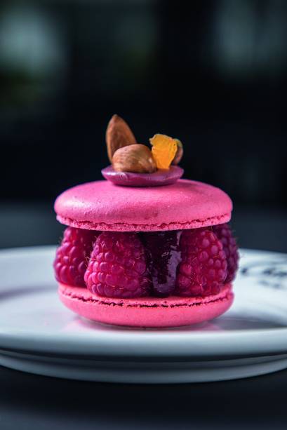 Macaron: recheado de creme de confeiteiro, geleia de framboesa e a fruta fresca Macaron: recheado de creme de confeiteiro, geleia de framboesa e a fruta fresca