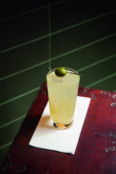 Dirty collins: gim, limões, xarope de azeitona e água com gás Dirty collins: gim, limões, xarope de azeitona e água com gás