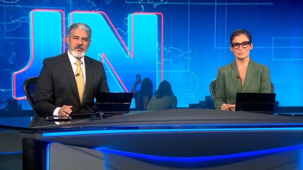 Repórter faz selfie na abertura do Jornal Nacional e rouba a cena