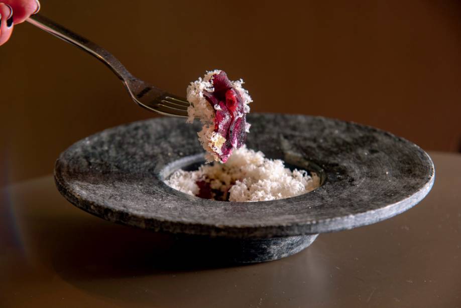 Beterraba crua: servida com castanha-do-pará ralada Beterraba crua: servida com castanha-do-pará ralada