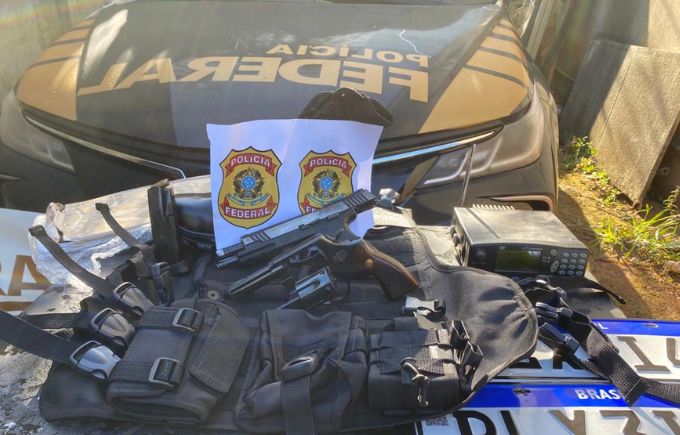 Grupo usava carro clonado da Polícia Federal para roubar casas