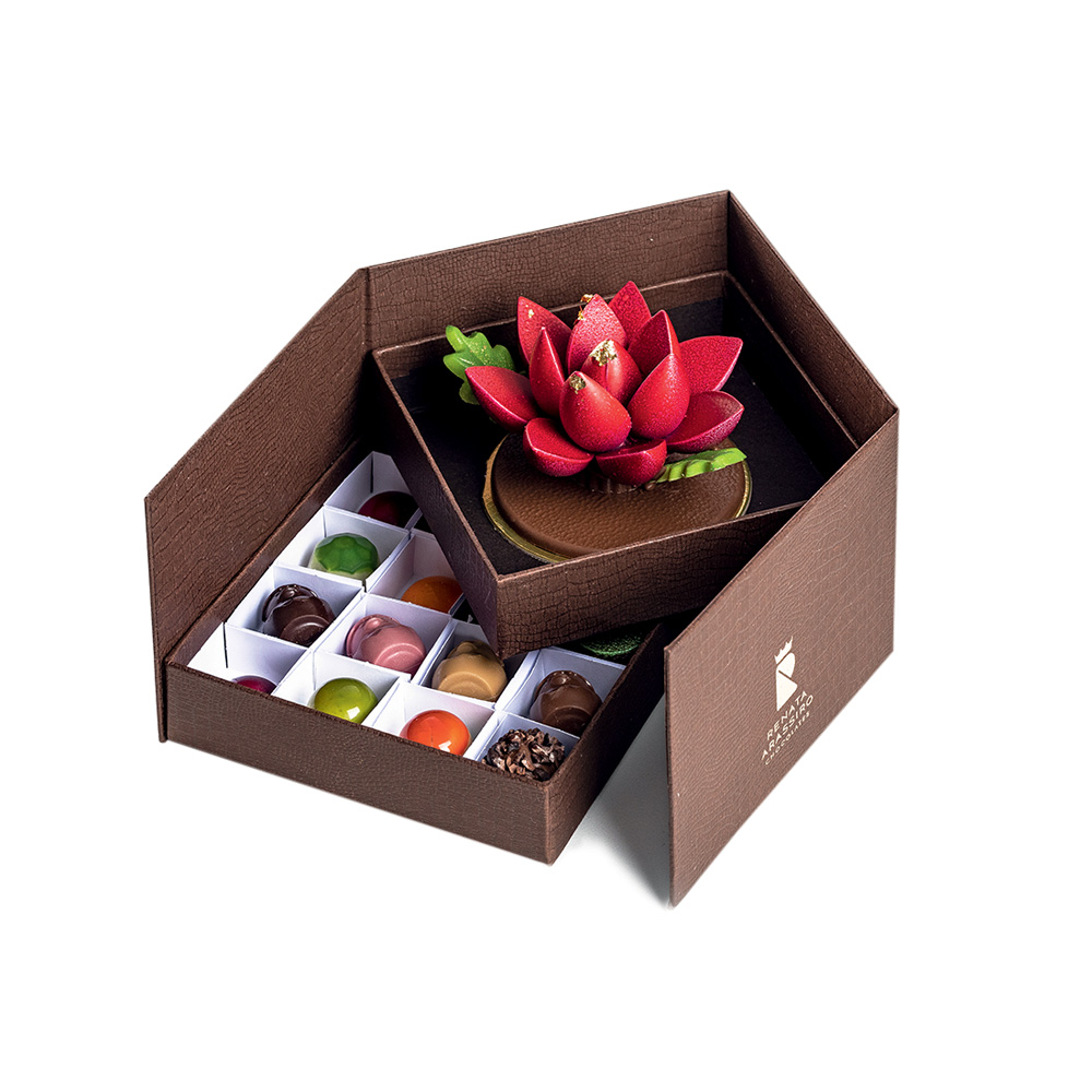 Dia dos Namorados Foto still de caixa marrom de bombons coloridos com flor de lótus de chocolate.