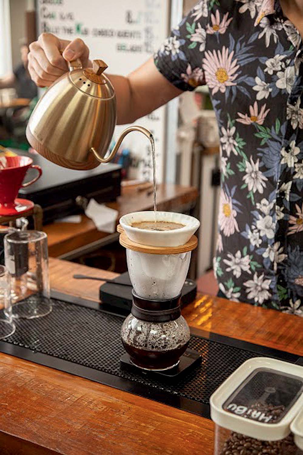 Fora da Lei Café Café sendo coado em coador de cerâmica.