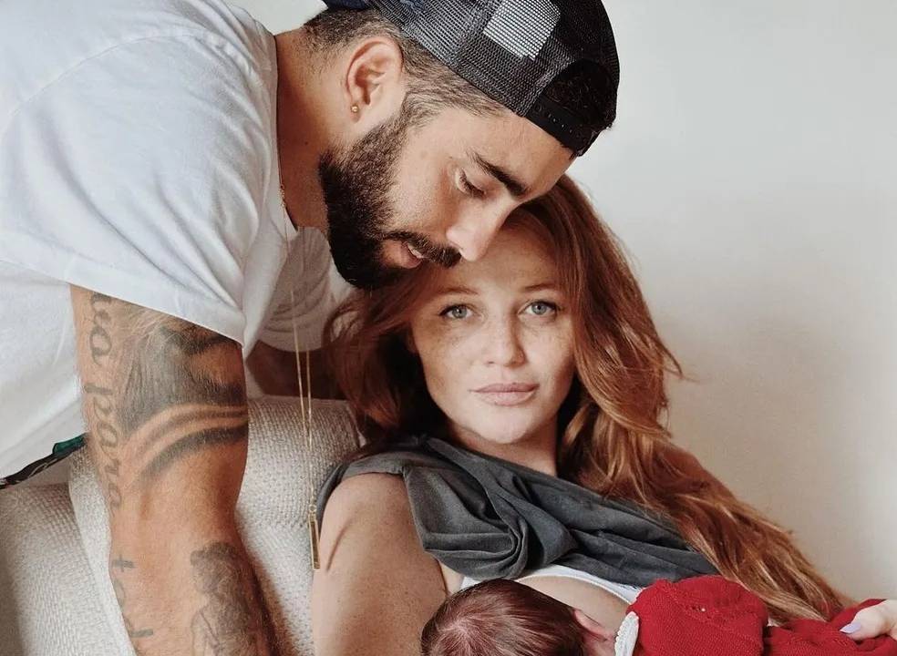 Pedro Scooby e Cintia Dicker, com a bebê Aurora.