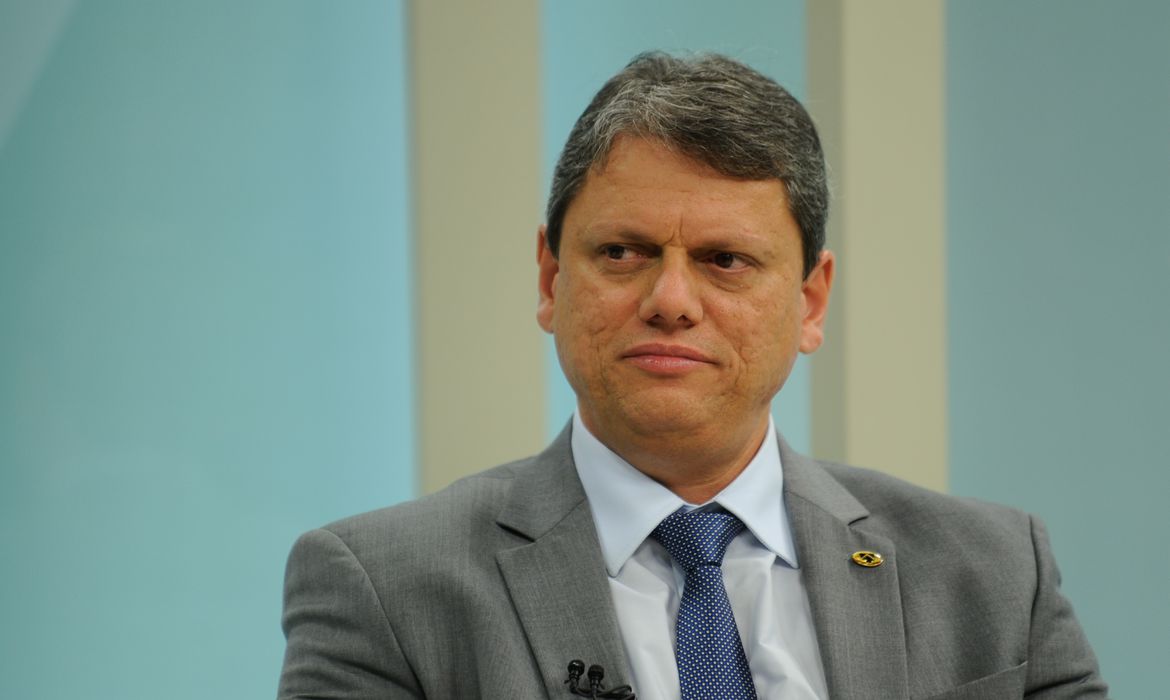 um homem branco de terno e gravata