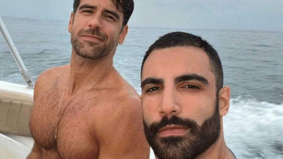 dois homens brancos sem camisa em um barco