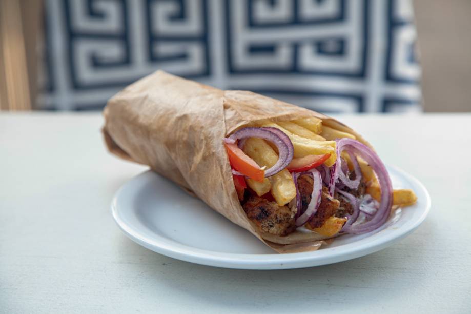 Suvláki: de frango com cebola-roxa, tomate, tzatziki e batata frita