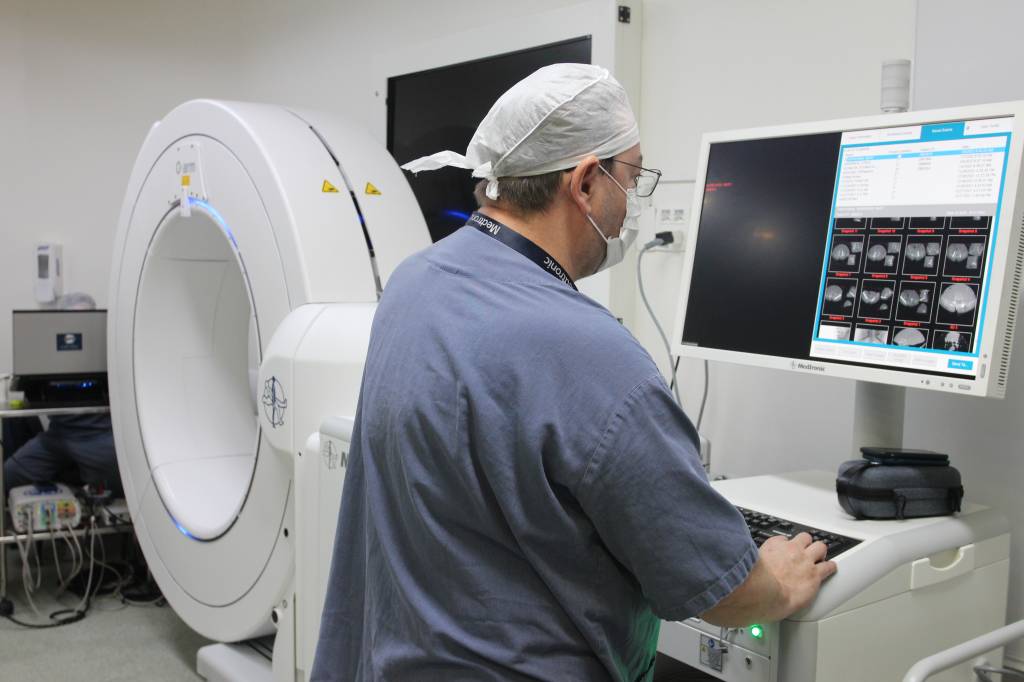 O-Arm O equipamento O-ARM fornece imagens tridimensionais e em tempo para ajudar os médicos em cirurgias