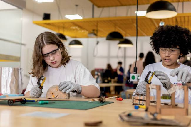 COLÉGIO ALBERT SABIN: O ChatGPT é explicado aos alunos a partir dos 13 anos. Eles também produzem protótipos em aula de “novas tecnologias e habilidades para o futuro”