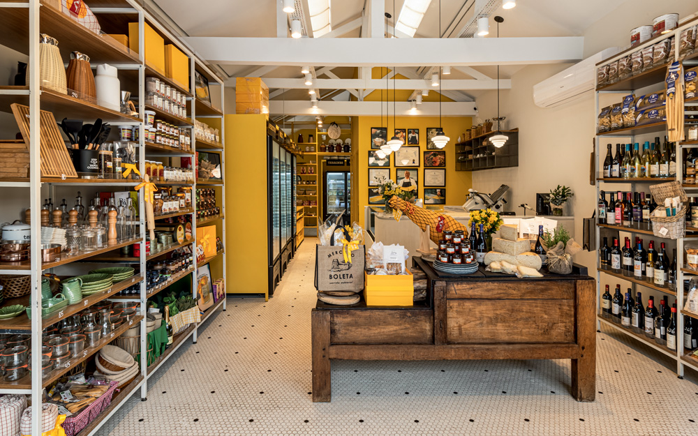 Salão da rotisseria Boleta, com prateleiras do lado esquerdo e direito e estrutura de madeira no centro.
