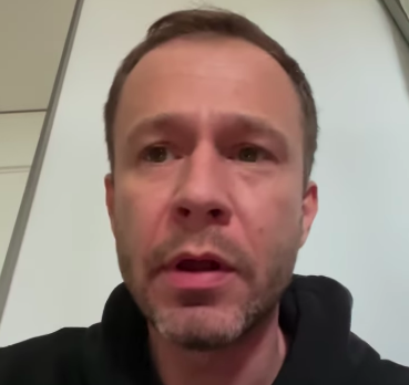 O jornalista Tiago Leifert usando um moletom escuro