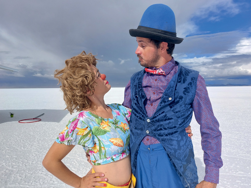 Casal circense pega a estrada em motor home com dois filhos pequenos