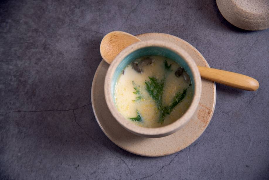 Chawanmushi: flã de ovos com pescado, tentáculos de lula, cogumelos shiitake e shimeji e a couve mizuna