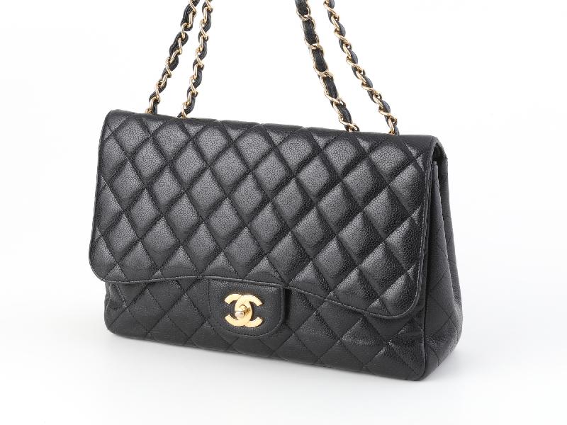 Bolsa Chanel preta pequena em fundo branco.