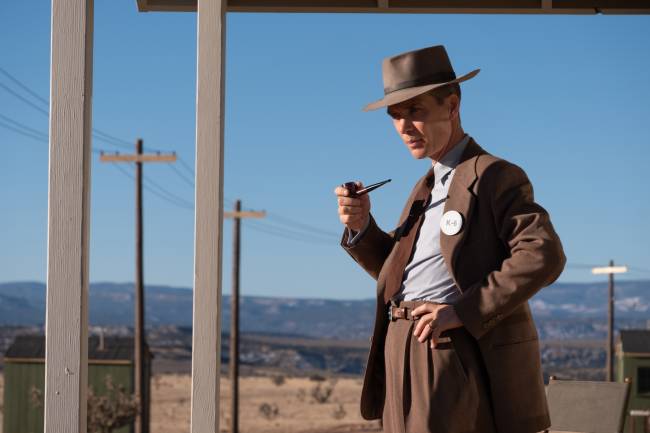 Cillian Murphy brilha no papel do físico J. Robert Oppenheimer.