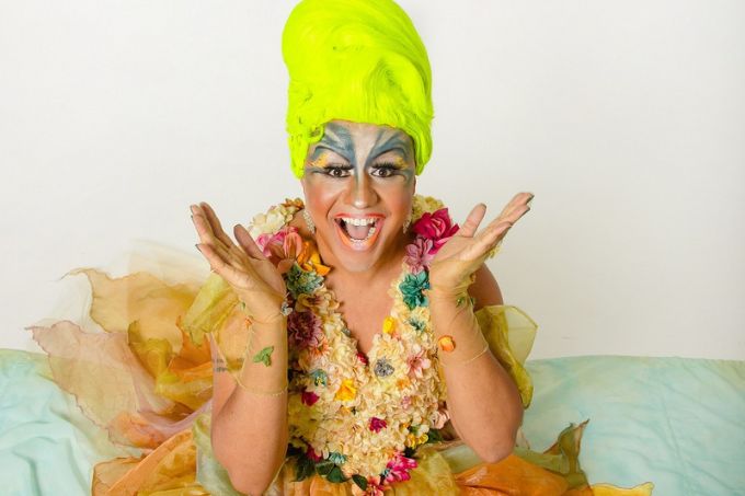 Drag queen aborda adoção em contações de histórias gratuitas