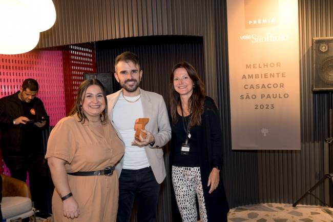 Andrea Abelleira, VP de Publishing da Abril (à dir.), entrega prêmio na categoria Instalações de Arte para Mariana Gonçalves e Caue Ribeiro, do escritório de Sig Bergamin