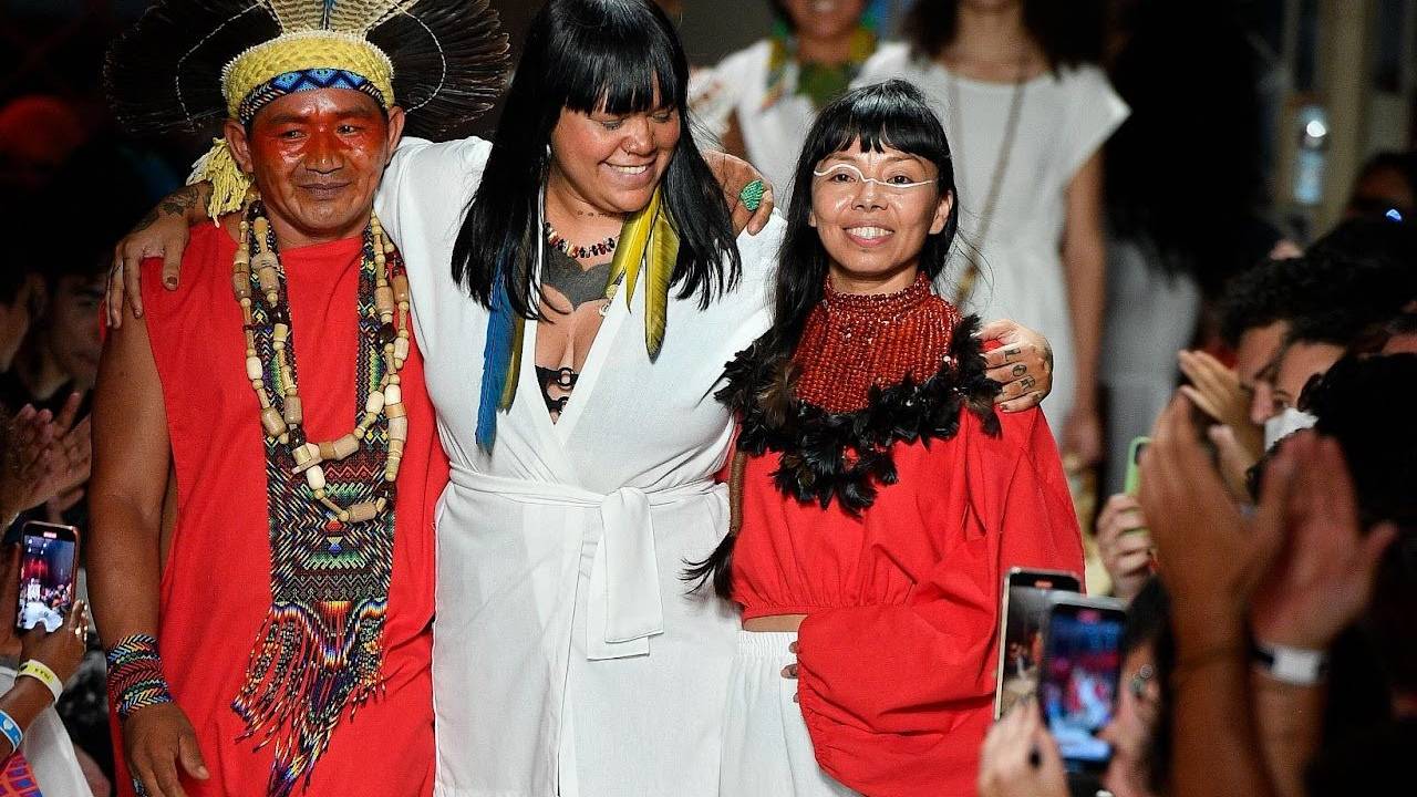 Desfile com pessoas indígenas na Casa de Criadores.