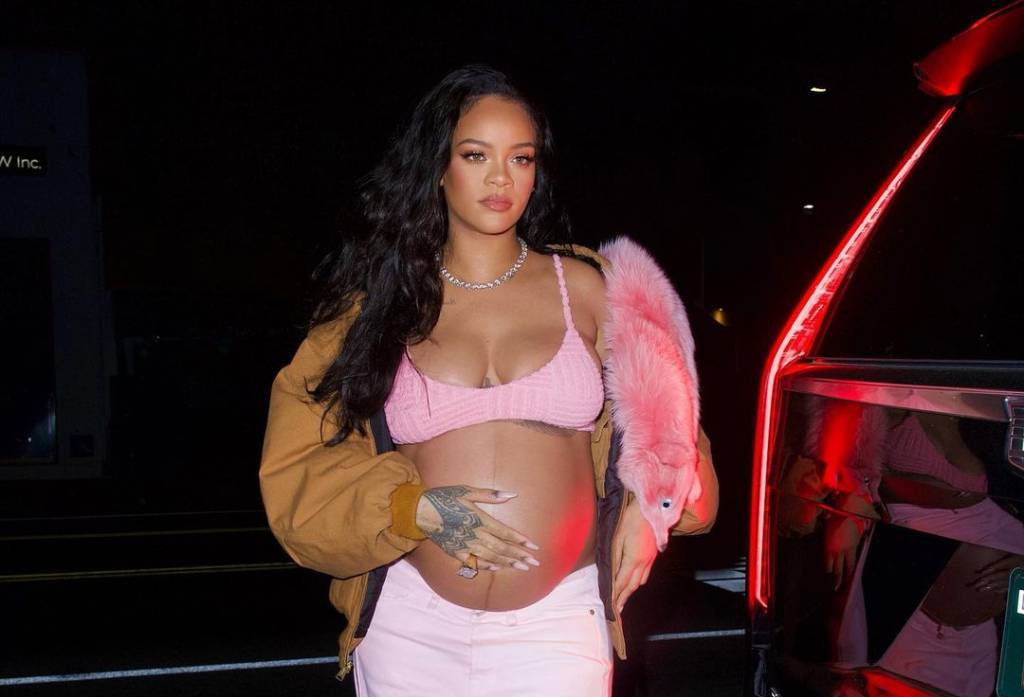 Rihanna mostra filha mais nova, Riot Rose, pela primeira vez