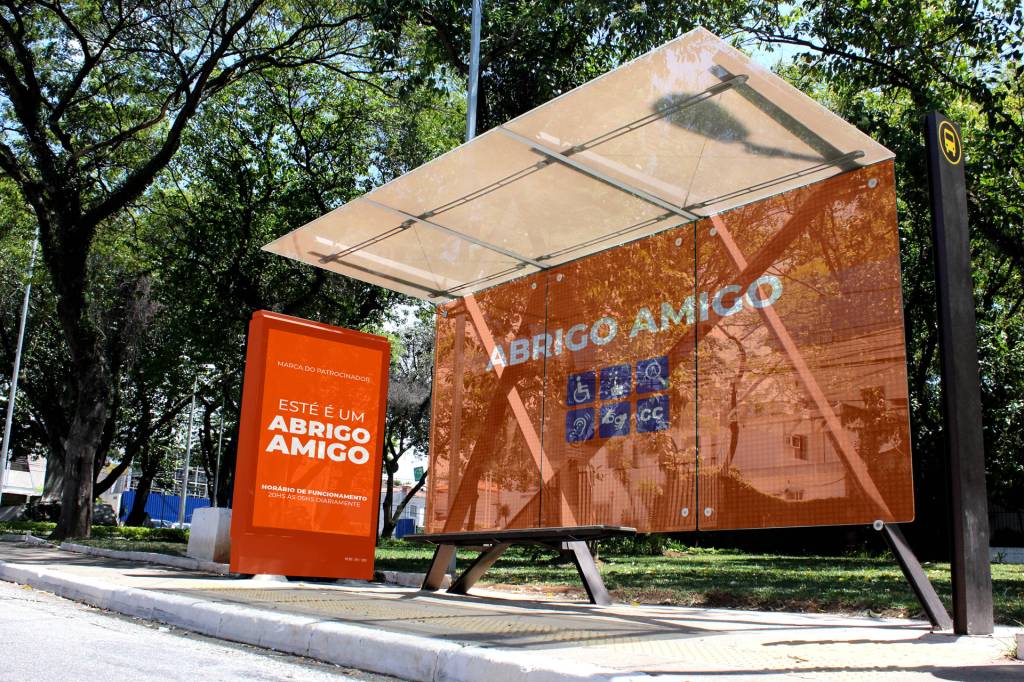 Pontos de ônibus inteligentes conectam usuários a central de atendimento