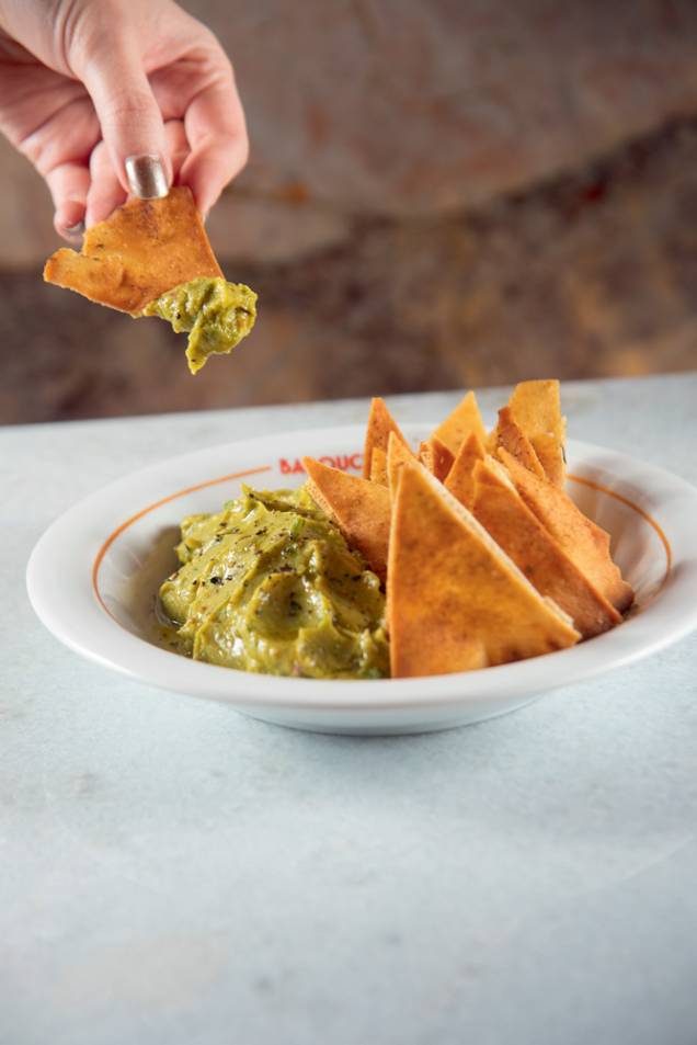 Guacamole: com cebola, coentro e pimentas, na companhia de pão sírio Guacamole: com cebola, coentro e pimentas, na companhia de pão sírio