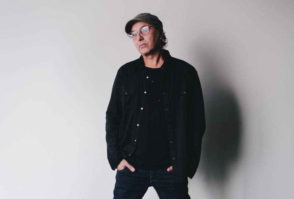 “A inteligência artificial não pode substituir a vida real”, diz Zeca Baleiro