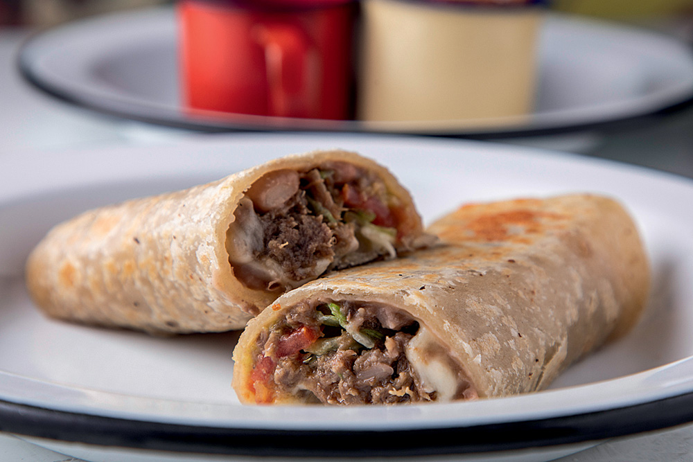 DAN_2910.jpg Burrito de carne assada: pedida do cardápio da Taquería La Popular