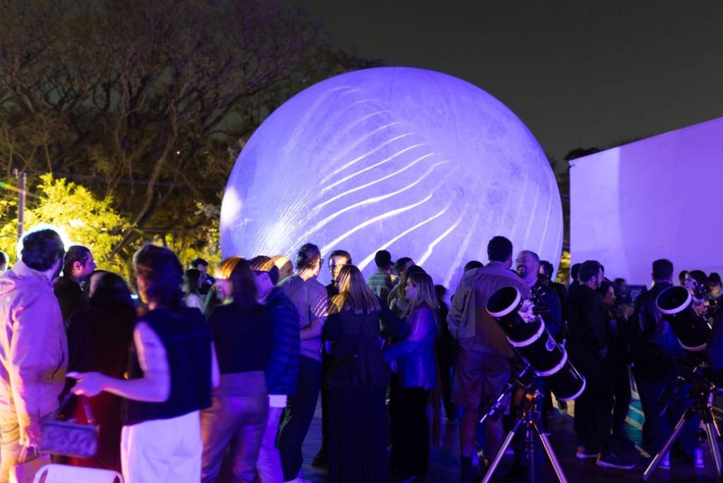Evento para ver a Superlua reúne artistas em Pinheiros