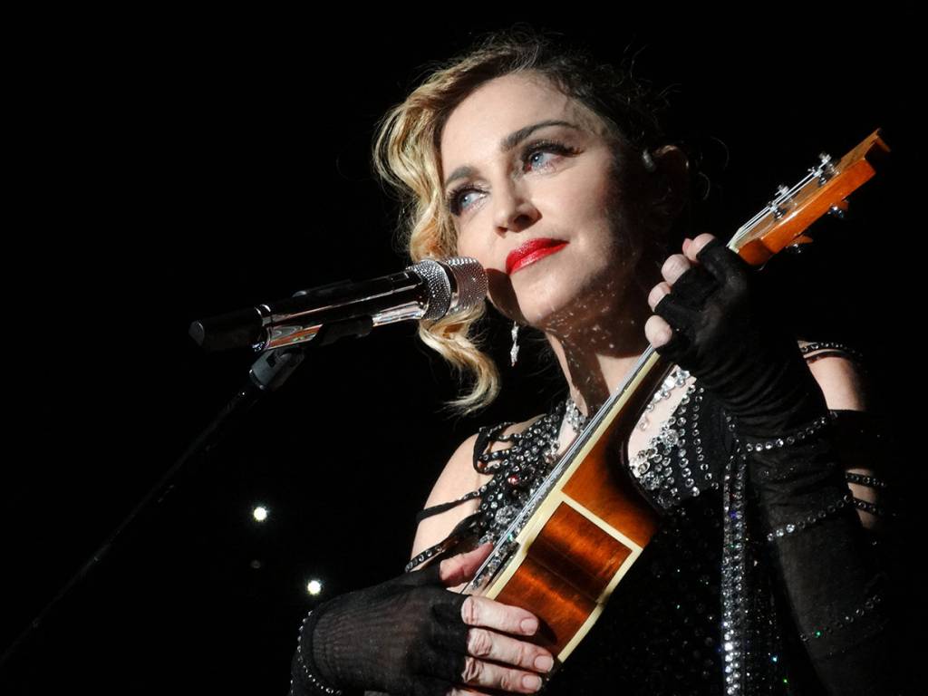 Madonna dá bronca em homem que via seu show sentado e depois percebe que ele é cadeirante