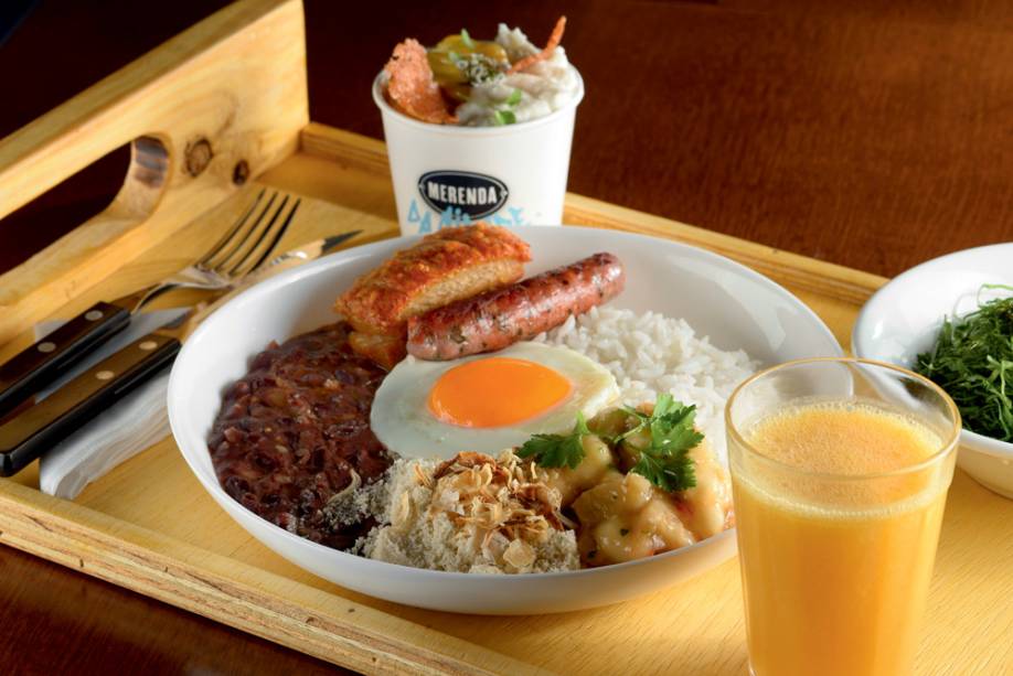 Virado à paulista: com saladinha de couve e suco no combo