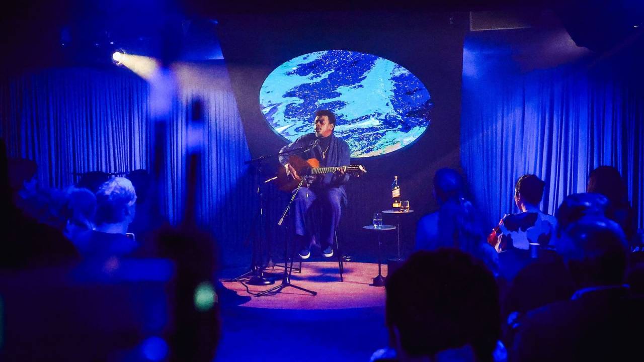 Seu Jorge: no palco em noite intimista