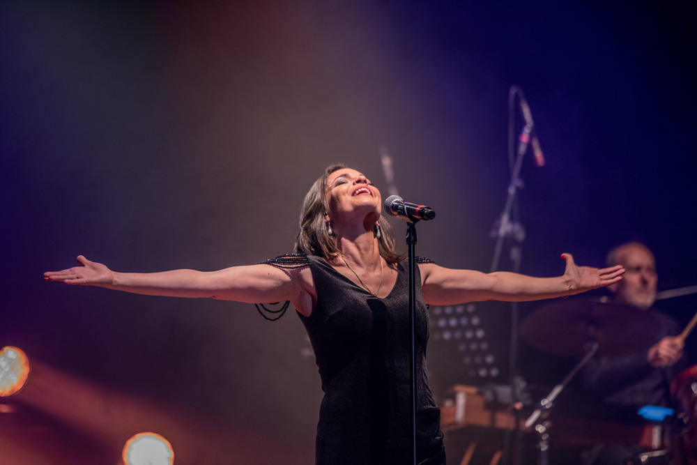 Anne Carrere homenageia Édith Piaf em show em São Paulo