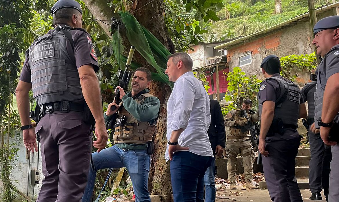homens armados durante operação policial em uma favela