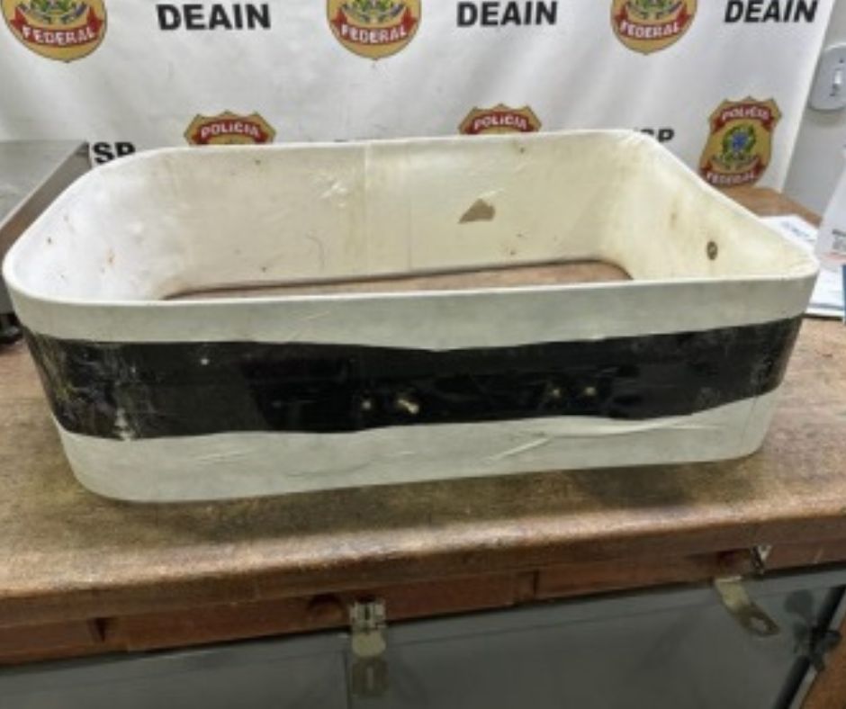 Polícia Federal prende idoso que usou cocaína para construir mala  