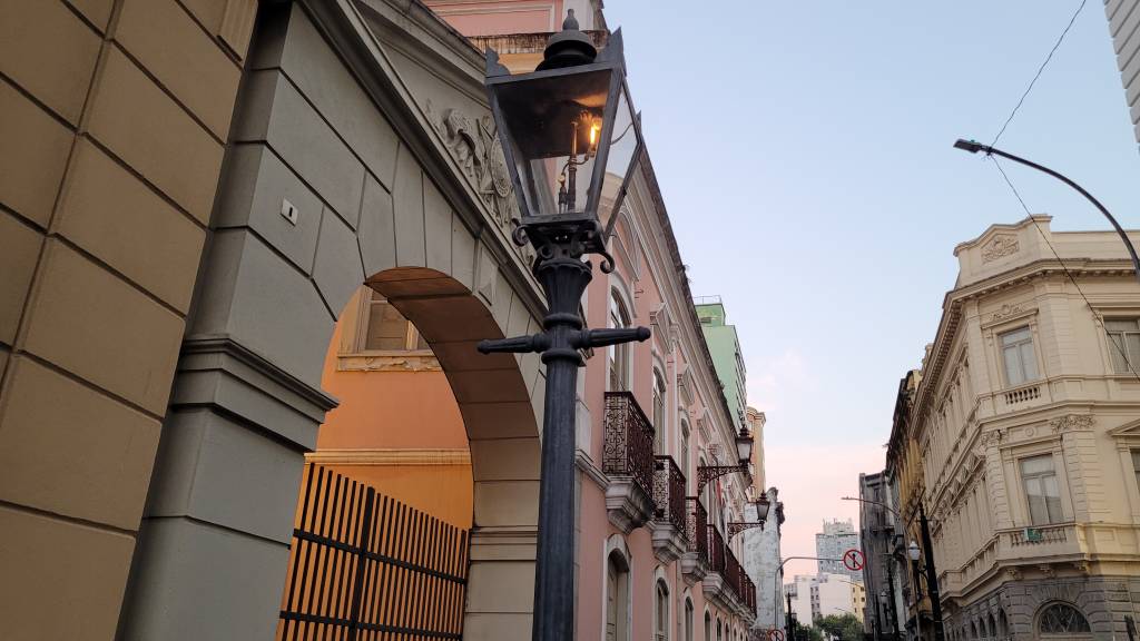 Lampiões a gás são reinaugurados no centro da capital
