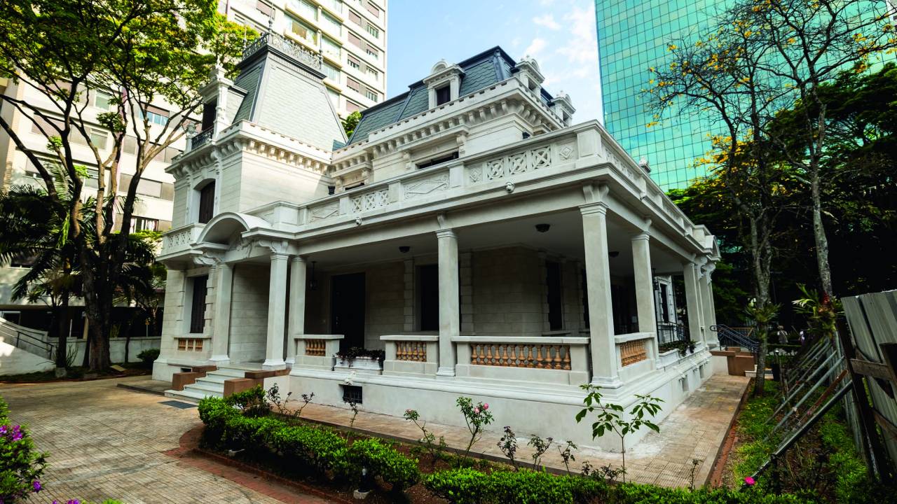 Fachada renovada da Casa das Rosas.
