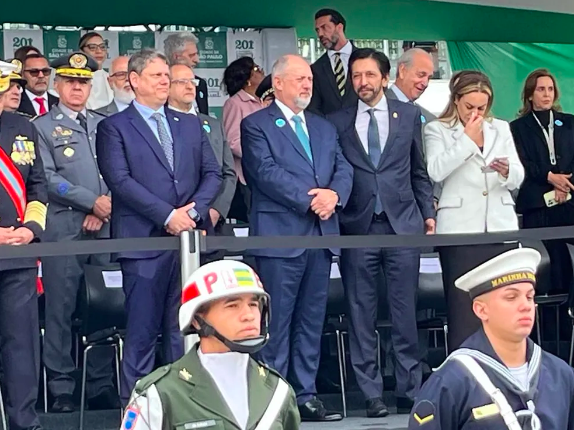 Prefeito e governador de São Paulo prestigiam desfile de 7 de setembro